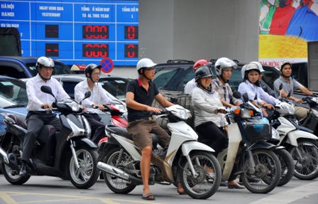 Ngày đầu xử phạt mũ bảo hiểm “rởm”: Nhắc nhở và tuyên truyền 